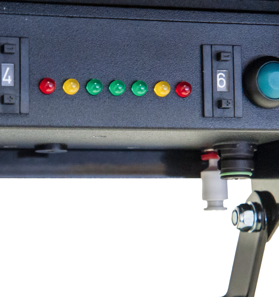 Detailaufnahme des matev CLS Flow-Control-Systems, ausgestattet mit LED-Anzeigen und Bedienelementen zur präzisen Steuerung von Funktionen, entwickelt für eine benutzerfreundliche Bedienung der Anbaugeräte.