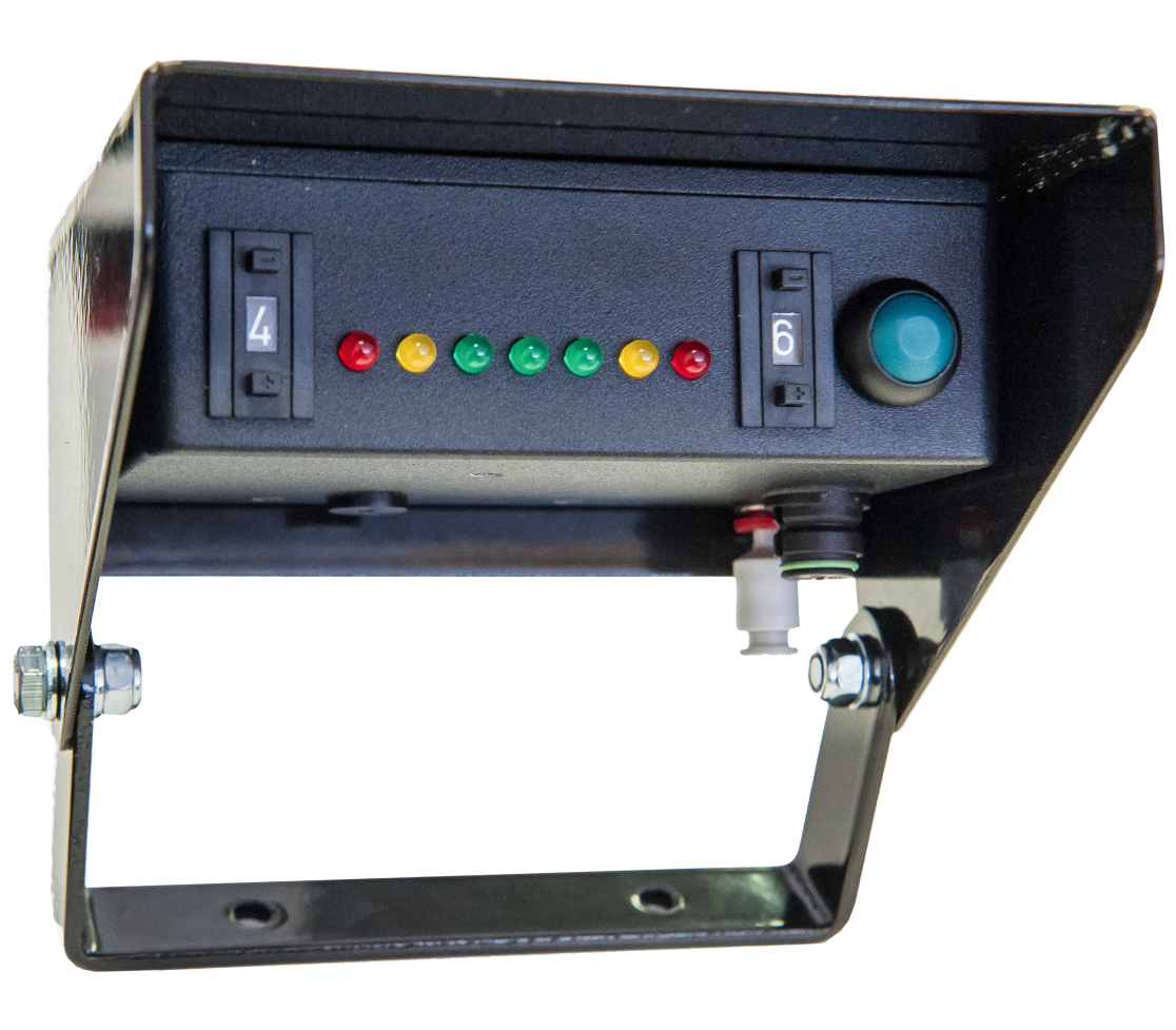 Detailaufnahme des matev CLS Flow-Control-Systems, ausgestattet mit LED-Anzeigen und Bedienelementen zur präzisen Steuerung von Funktionen, entwickelt für eine benutzerfreundliche Bedienung der Anbaugeräte.