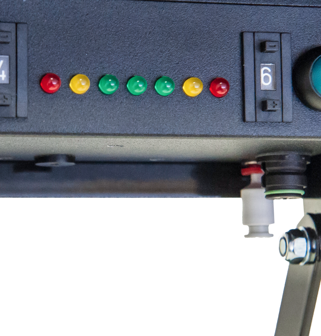 Detailaufnahme des matev CLS Flow-Control-Systems, ausgestattet mit LED-Anzeigen und Bedienelementen zur präzisen Steuerung von Funktionen, entwickelt für eine benutzerfreundliche Bedienung der Anbaugeräte.