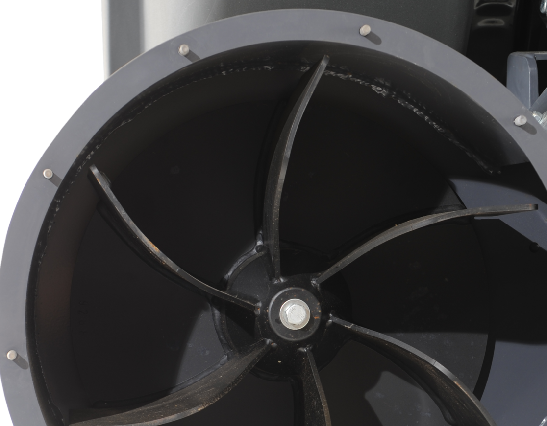 Detaillierte Nahaufnahme der Turbine eines matev-Aufnahmegeräts. Die Turbine besteht aus robustem, schwarzem Metall mit sechs gebogenen Schaufeln für eine effiziente Materialaufnahme. Sicherheitsaufkleber und Metallhalterungen sind sichtbar, was auf die hochwertige Verarbeitung und die sichere Handhabung des Geräts hinweist. Ideal für professionelle Anwendungen in der Flächenpflege.