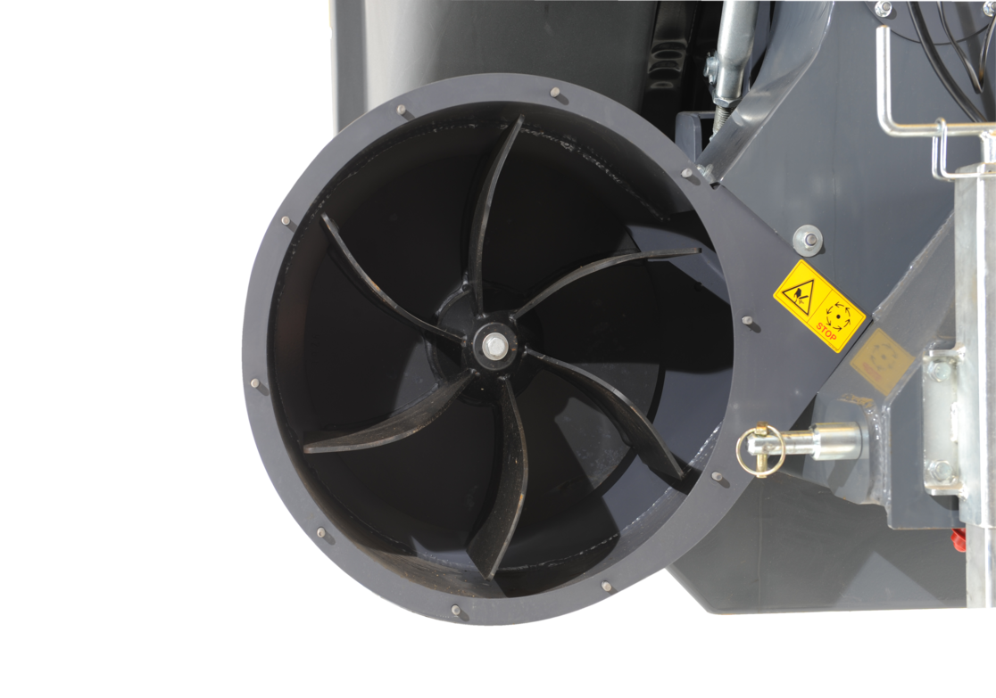 Detaillierte Nahaufnahme der Turbine eines matev-Aufnahmegeräts. Die Turbine besteht aus robustem, schwarzem Metall mit sechs gebogenen Schaufeln für eine effiziente Materialaufnahme. Sicherheitsaufkleber und Metallhalterungen sind sichtbar, was auf die hochwertige Verarbeitung und die sichere Handhabung des Geräts hinweist. Ideal für professionelle Anwendungen in der Flächenpflege.