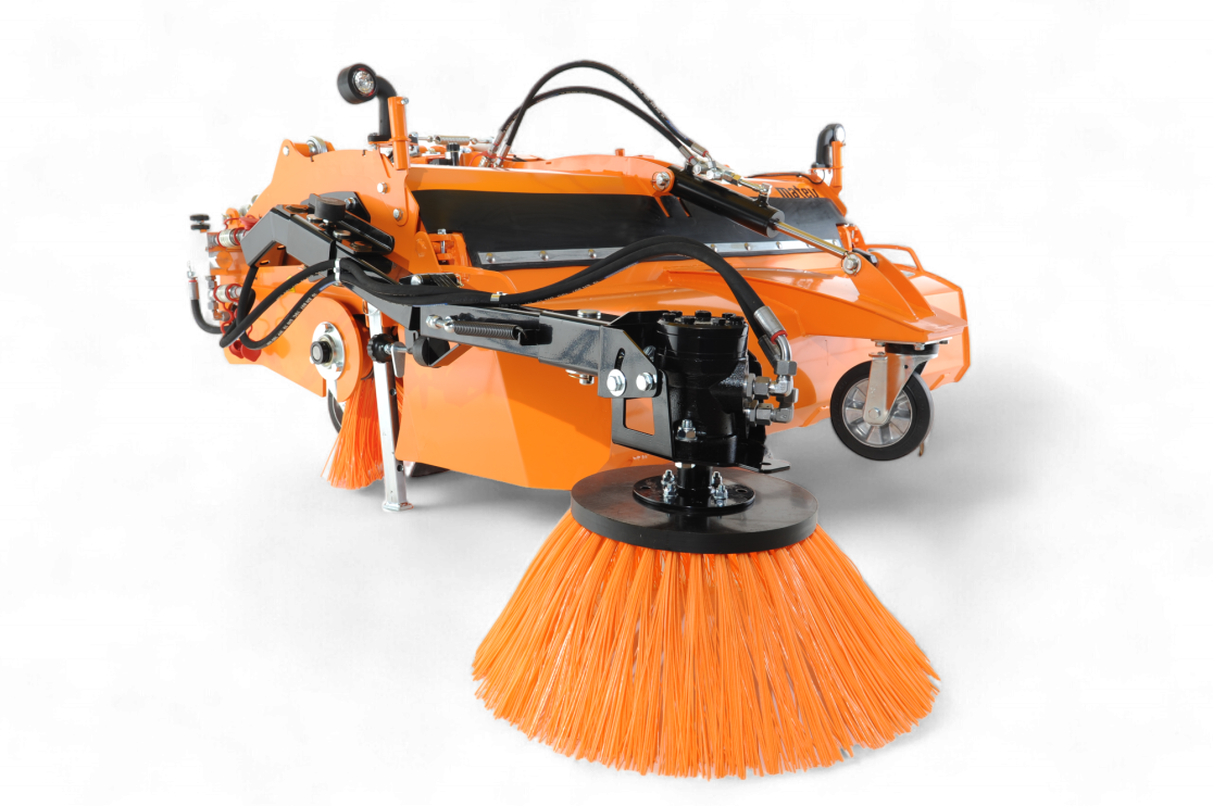 Detailaufnahme einer robusten orangenen Frontkehrmaschine (SWE-57) mit Seitenbesen. Der Seitenbesen mit orangefarbenen Borsten ist gut sichtbar und für die effiziente Reinigung konzipiert. Das Gerät verfügt über hydraulische Anschlüsse und robuste Metallteile, die seine Stabilität und Leistung unterstreichen. Ideal für professionelle Anwendungen im kommunalen Bereich.