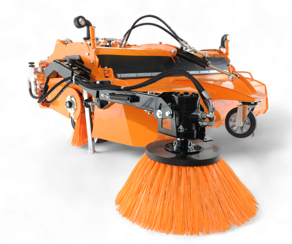 Detailaufnahme einer robusten orangenen Frontkehrmaschine (SWE-57) mit Seitenbesen. Der Seitenbesen mit orangefarbenen Borsten ist gut sichtbar und für die effiziente Reinigung konzipiert. Das Gerät verfügt über hydraulische Anschlüsse und robuste Metallteile, die seine Stabilität und Leistung unterstreichen. Ideal für professionelle Anwendungen im kommunalen Bereich.