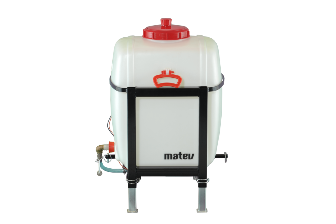 Frontale Ansicht eines weißen matev-Wassertanks mit rotem Schraubverschluss und Tragegriff. Der Tank ist in einem schwarzen Metallrahmen befestigt und verfügt über Anschlüsse für die Wasserzufuhr und -entnahme. Die robuste Konstruktion ist ideal für die Integration in Kehrmaschinen oder andere Reinigungsgeräte, um eine Wassersprengeinrichtung zu ermöglichen.