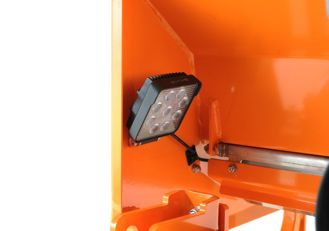 Detailansicht eines Arbeitsscheinwerfers im matev SPR-BX Kastenstreuer, für optimale Sichtbarkeit und Präzision bei Einsätzen unter schwierigen Lichtverhältnissen.