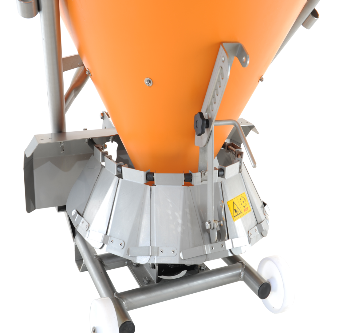 Unterer Bereich eines matev-Schleuderstreuers mit Fokus auf die mechanische Streubreitenregulierung. Die orangefarbene Trichterkonstruktion ist mit einem robusten Metallgestell verbunden. Sicherheitsaufkleber und ergonomische Hebel zur Einstellung der Streubreite sind sichtbar. Die Konstruktion steht auf einer stabilen Basis mit weißen Rädern, die für Mobilität sorgen. Ideal für professionelle Anwendungen in der Winterstreuung.
