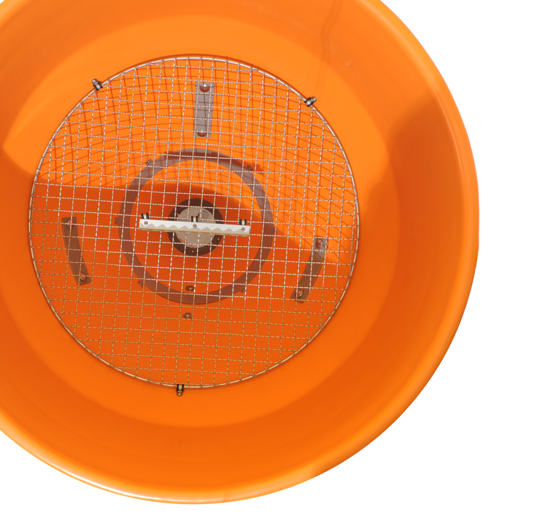 Innenansicht des orangefarbenen Trichters eines matev-Schleuderstreuers. Ein feines Schutzgitter bedeckt die Öffnung, darunter ist die Mechanik des Streuers sichtbar. Die Konstruktion gewährleistet eine gleichmäßige Verteilung des Streuguts und verhindert das Eindringen von Fremdkörpern. Perfekt für den professionellen Einsatz in der Winterstreuung und Flächenpflege.