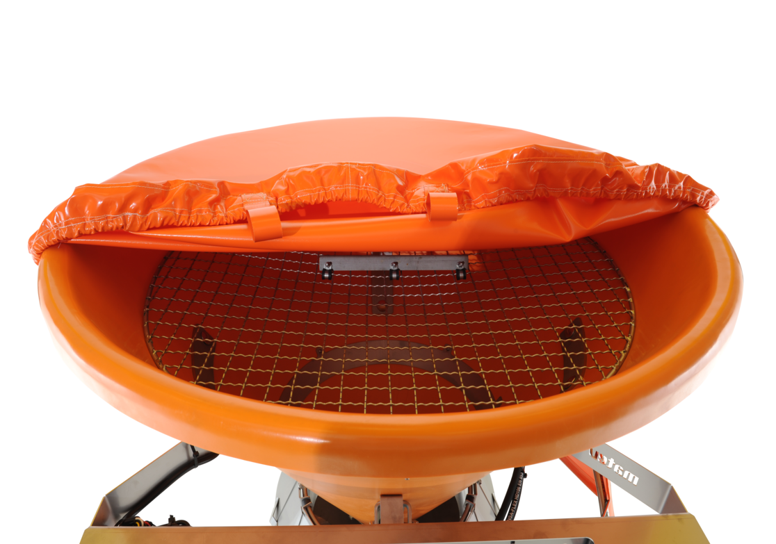 Ansicht eines matev-Schleuderstreuers mit geöffneter orangefarbener Abdeckplane. Darunter befindet sich ein Schutzgitter, das den Inhalt des Behälters sichert und Fremdkörper fernhält. Die robuste Konstruktion und die gleichmäßige Verarbeitung des Materials verdeutlichen die Eignung für den professionellen Einsatz in der Winter- und Flächenpflege.