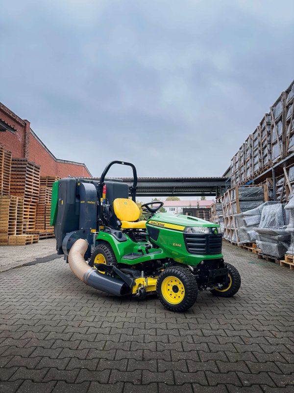 John Deere X948 Rasentraktor mit CLS Materialaufnahmegerät von der Firma matev.