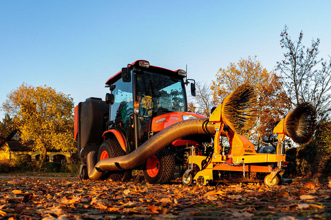 Anbaugerät schert aus: Wie biegt man mit dem Traktor sicher ab