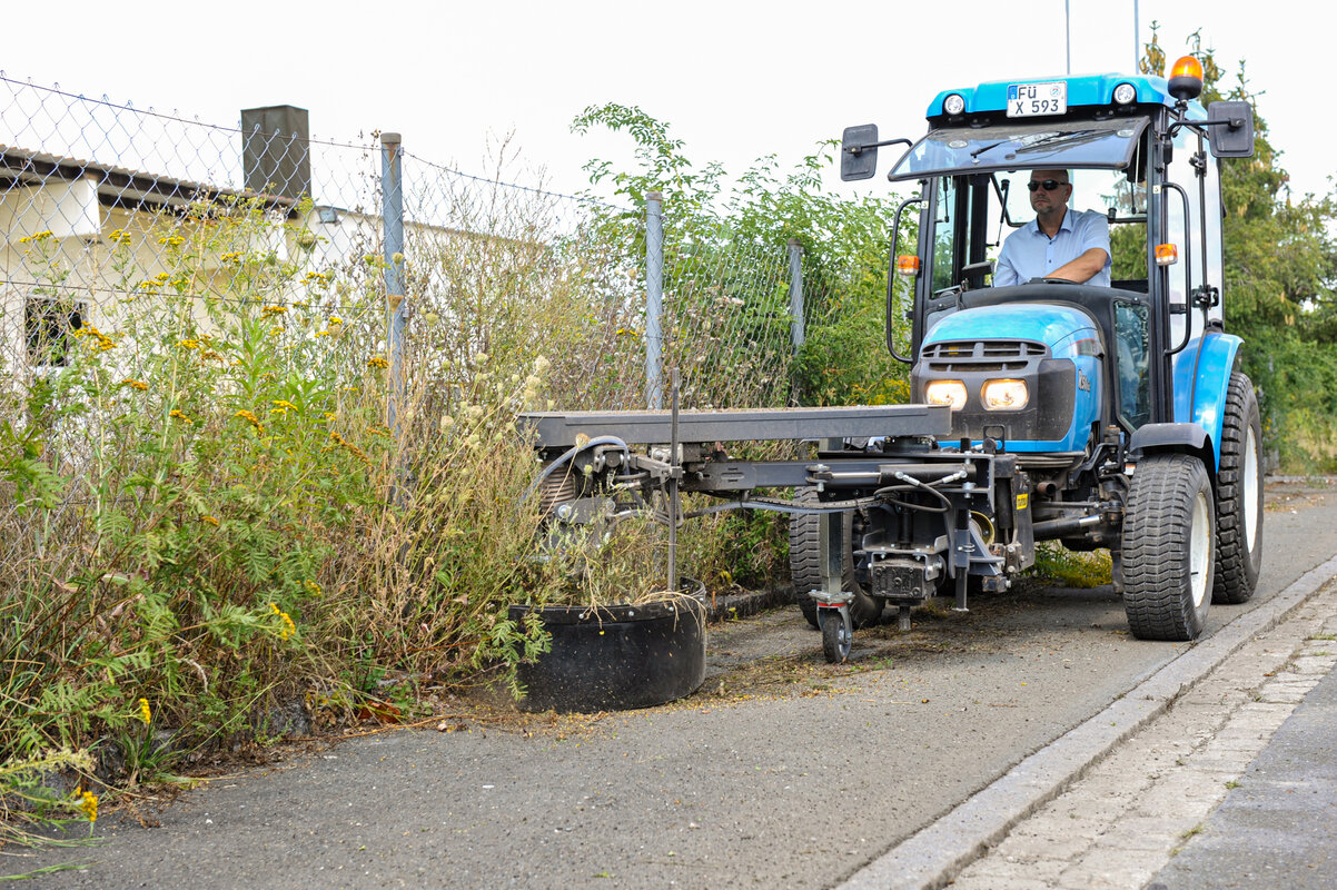 Einsatzbild von einer Wildkrautbürste. Ein Anbaugerät für die Kommunaltechnik. Klein- und Kompakttraktoren.