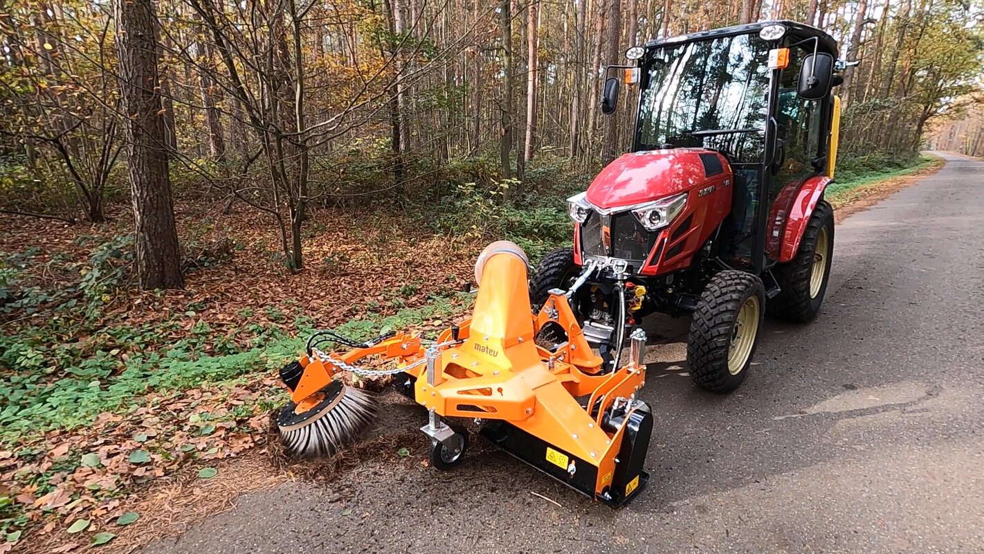 Saugkehrmaschine der Firma matev an einem Traktor für die Kommunaltechnik. Flächenpflege.