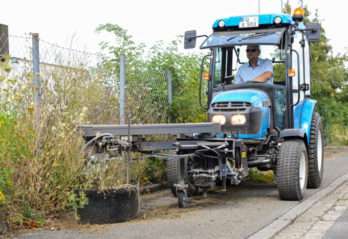 Einsatzbild von einer Wildkrautbürste. Ein Anbaugerät für die Kommunaltechnik. Klein- und Kompakttraktoren.