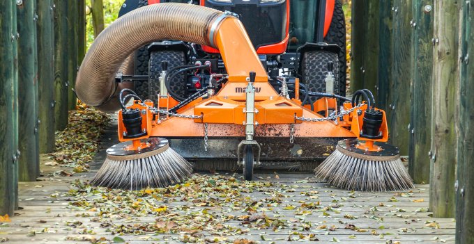 Saugkehrmaschine der Firma matev an einem Traktor für die Kommunaltechnik. Flächenpflege.