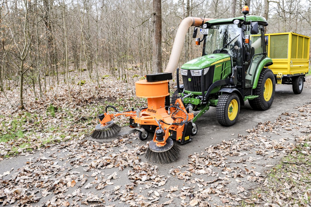 Saugkehrmaschine der Firma matev an einem Traktor für die Kommunaltechnik. Flächenpflege.