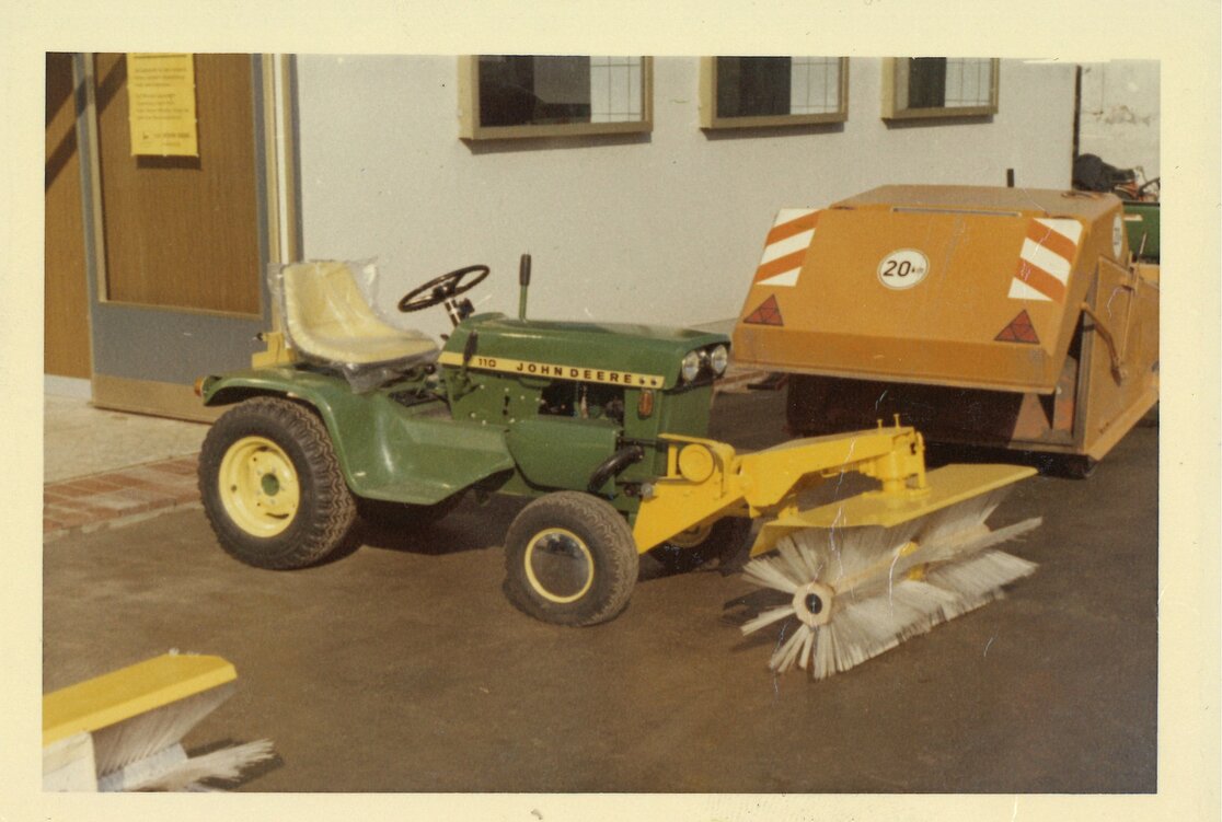 The first sweepers for small tractors are developed. 