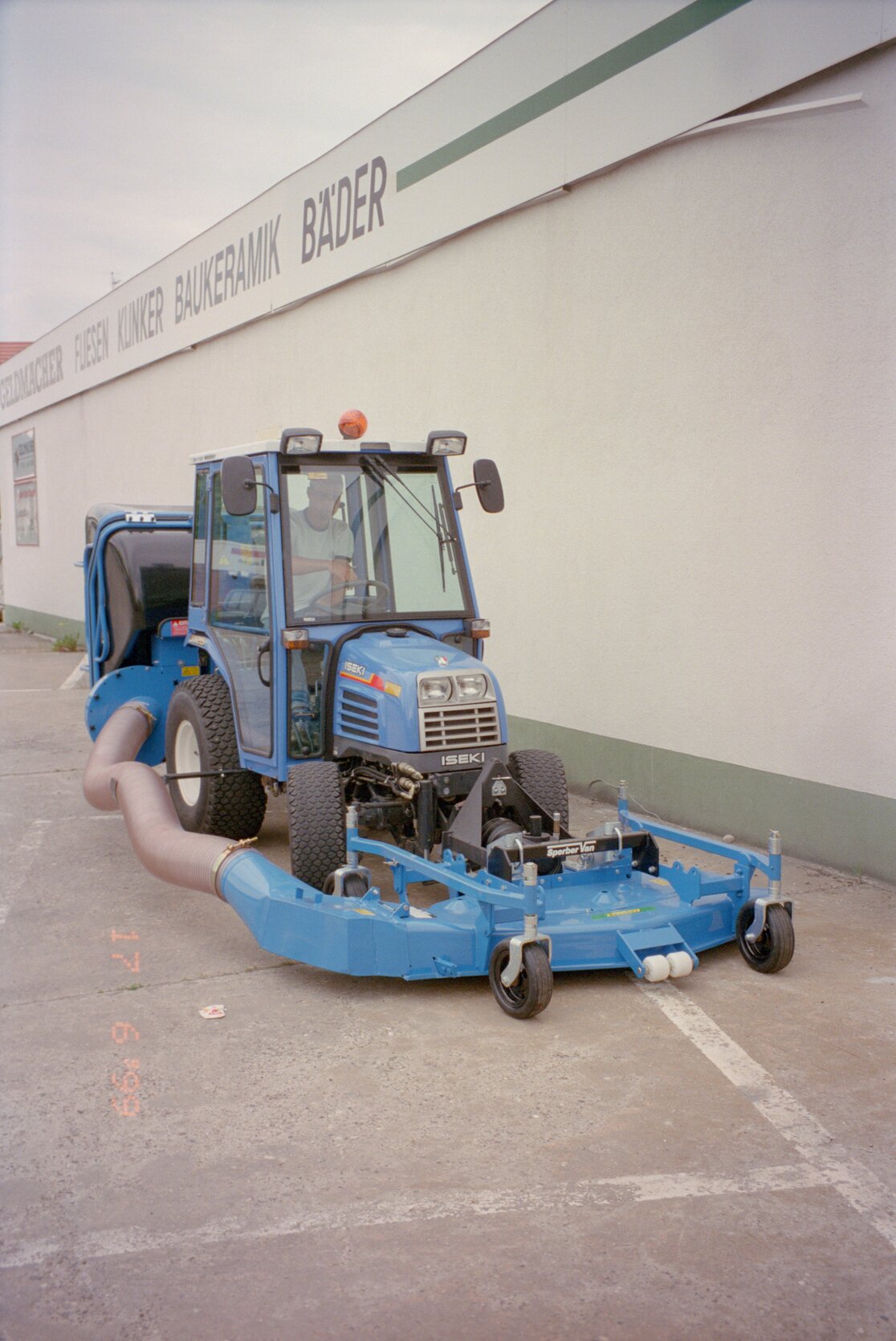 Thanks to Sperber, the Iseki is transformed into a lawn mower. 