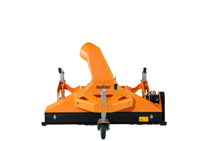 Frontansicht des orangefarbenen matev MRM-Kombigeräts, ideal für professionelle Flächenpflege, mit sichtbaren Details der robusten Konstruktion und dem matev-Logo auf schwarzem Hintergrund mit weißen Buchstaben 'MRM' im Hintergrund."