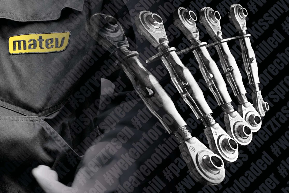 Detailaufnahme von glänzenden Metallteilen, die Teil eines Traktoranbaugeräts sind, vor einem Hintergrund mit dem matev-Logo auf einer Arbeitsjacke und einer Reihe von Hashtags wie #herzrasen und #weknewnothing.
